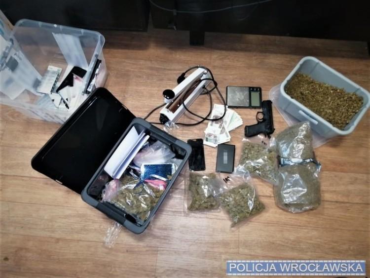 Wpadli handlarze narkotyków. W mieszkaniu znaleziono także pistolet i sporo gotówki