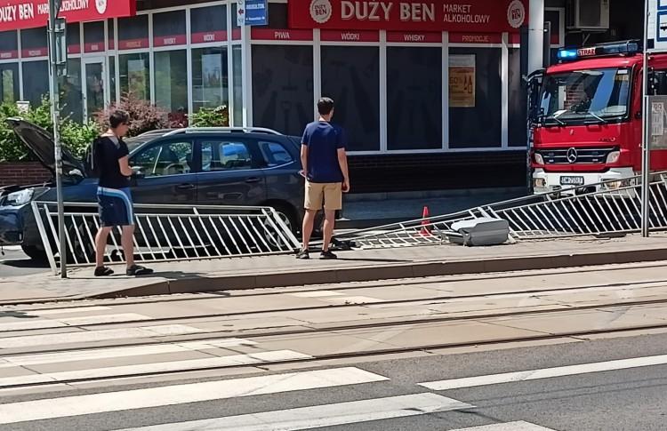 Wrocław: Auto znów staranowało przystanek. Mogło skończyć się tragicznie