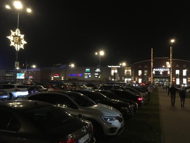 Mikołajkowy szał: Wrocław stoi w korkach, w galeriach ogromny ruch