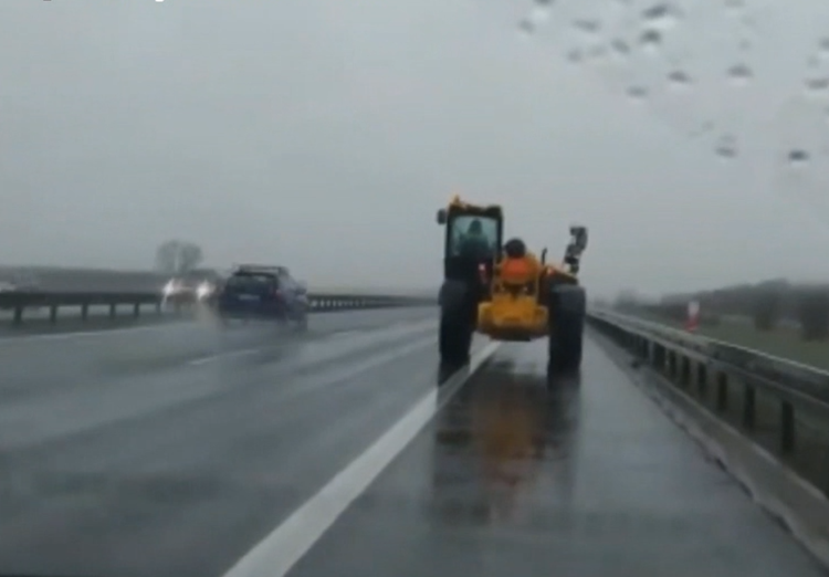 33-latek jechał koparką po drodze ekspresowej. Mimo zakazu prowadzenia pojazdów [WIDEO]