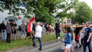W komisariacie dusili i długo razili paralizatorem 25-latka. Później zmarł. Policja trzyma w tajemnicy dane policjanta [PODSUMOWANIE]