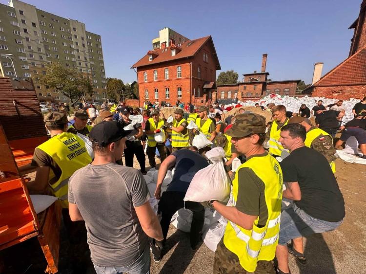 Nie spoczniemy! Tytaniczna praca nad Odrą. Chcą jeszcze raz ocalić miasto!