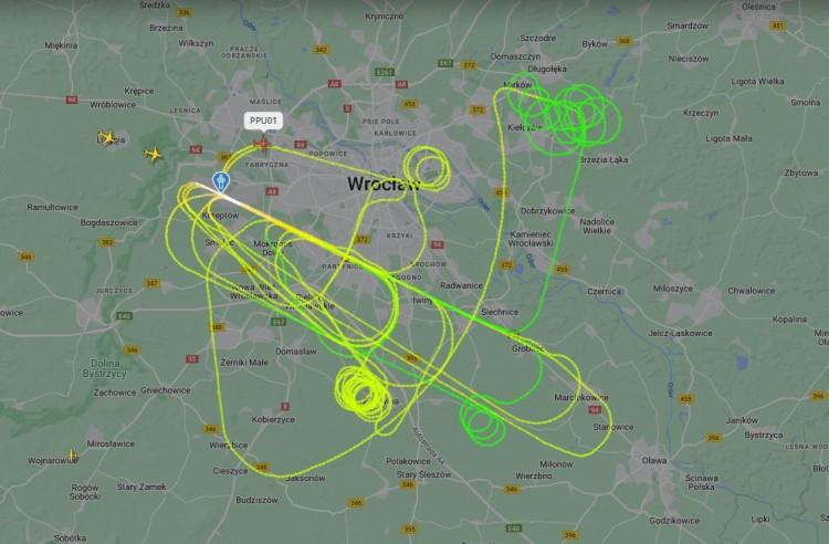Ten samolot od kilku godzin krąży nad Wrocławiem. O co chodzi?