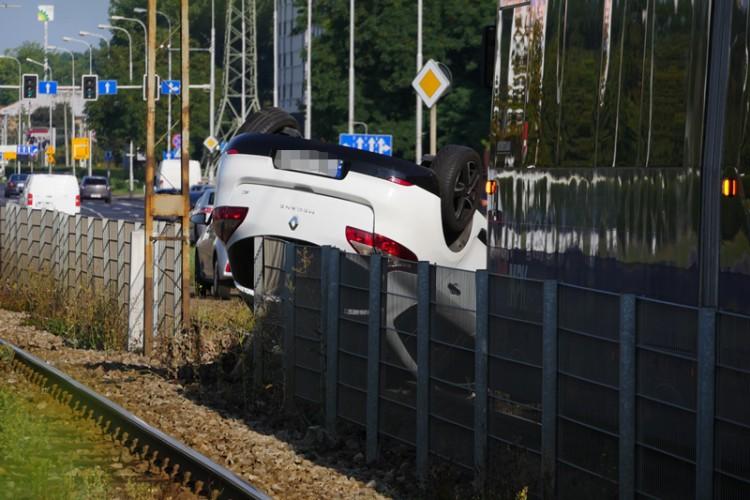 Dachowanie na Legnickiej. Auto wpadło na torowisko [ZDJĘCIA]