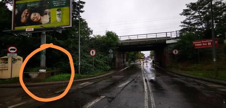 Kierowcy utknęli pod wiaduktem. Miasto od lat nie radzi sobie z problemem