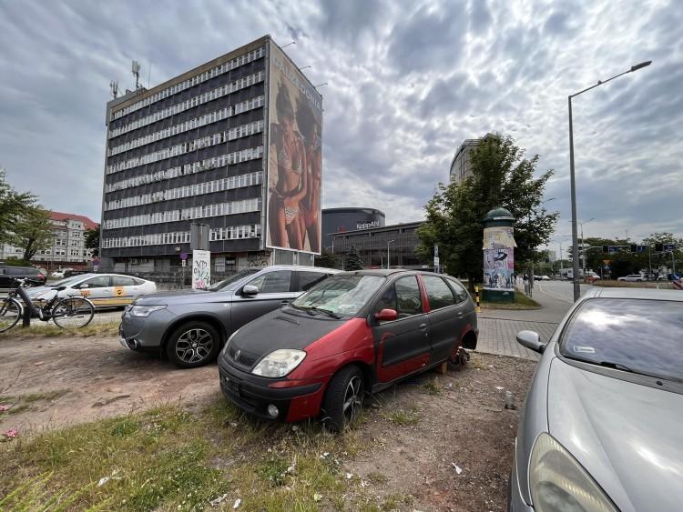 Wrocław: Ktoś zamieszkał we wraku w centrum miasta [ZDJĘCIA]
