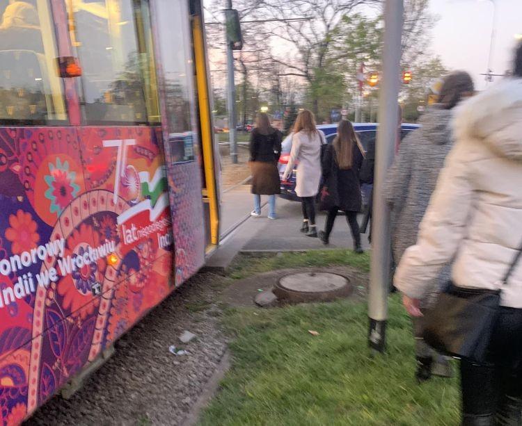 Wrocław: Samochód zepsuł się tuż przy torowisku. Tramwaje kursowały objazdami
