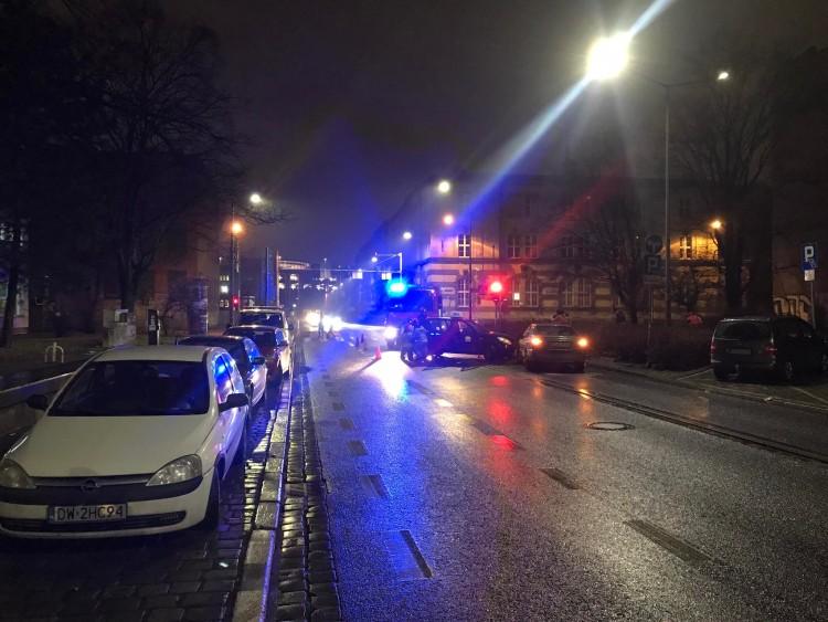Wrocław: pijany taksówkarz zderzył się z samochodem osobowym [ZDJĘCIA]