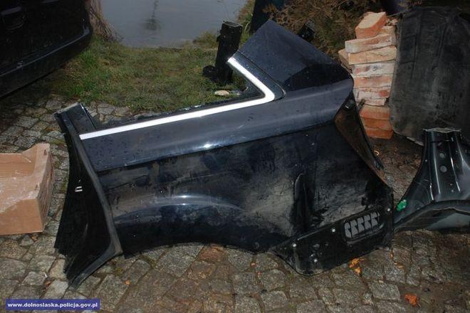 Samochodowa dziupla pod Wrocławiem. W środku tylko części aut jednej marki [ZDJĘCIA]