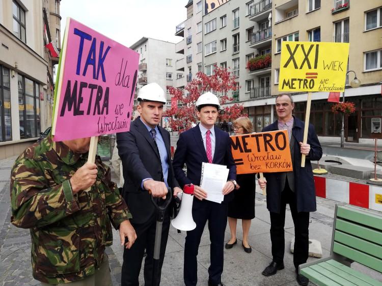 Na Oławskiej wbili pierwszą łopatę pod budowę wrocławskiego metra [ZDJĘCIA]