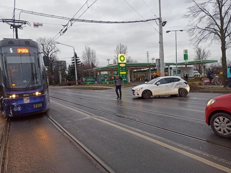 Wrocław: na ulicy Krakowskiej tramwaj zderzył się z samochodem [ZDJĘCIA]