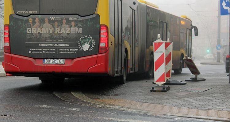 Wrocław: Z autobusu MPK wyciekło paliwo. Wjazd na Gądowiankę zablokowany