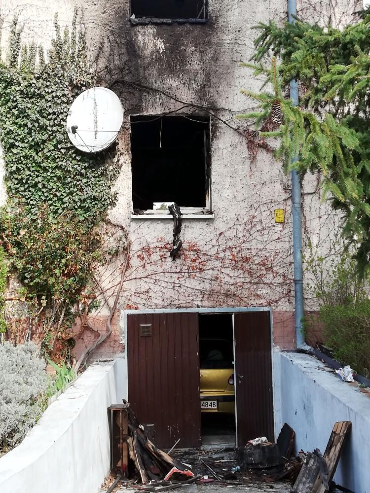 Tragiczny pożar na Sępolnie. Jedna osoba zginęła, dwie są ranne [ZDJĘCIA]