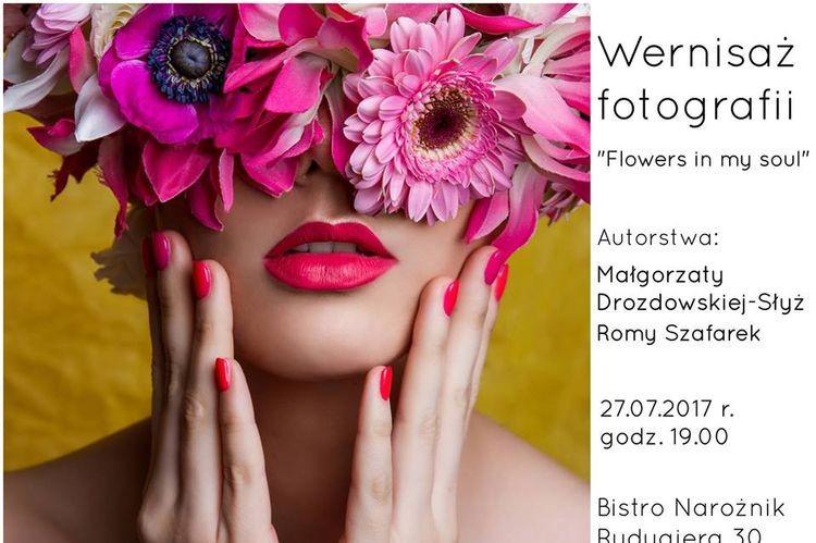 Kobieta ucharakteryzowana na kwiat– wystawa fotografii