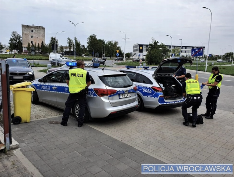 Narkotyki w organizmie, na dowodzie osobistym, w portfelu i aucie. Nietypowa kontrola drogowa
