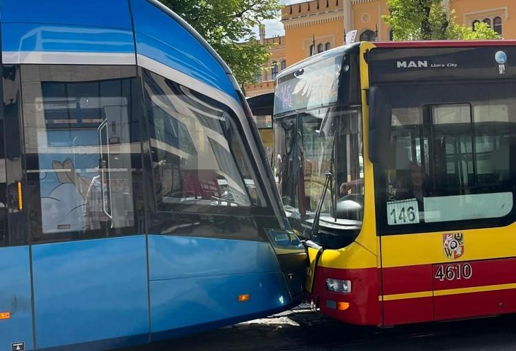 Wypadek przy Dworcu Głównym. Autobus zderzył się z tramwajem