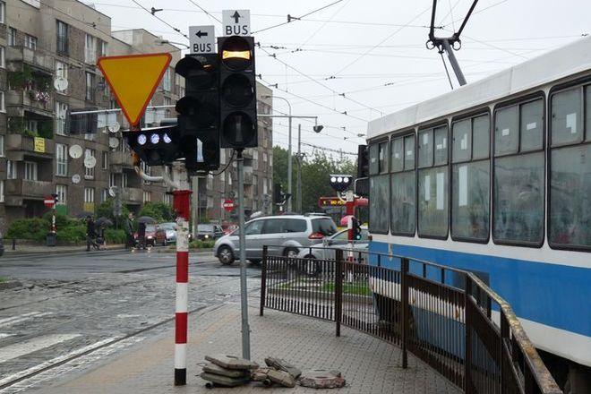 Sygnalizacja świetlna bez sensu blokuje tramwaje na Trzebnickiej [LIST]