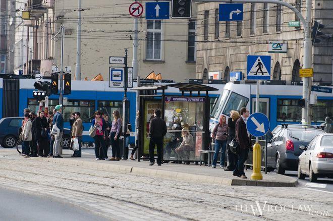 Świąteczne korki trapią polskie metropolie. We Wrocławiu zatory też coraz większe