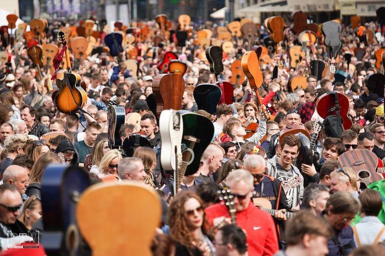 Gwiazdy muzyki pomogą pobić Gitarowy Rekord Świata [PROGRAM, TRANSMISJA]