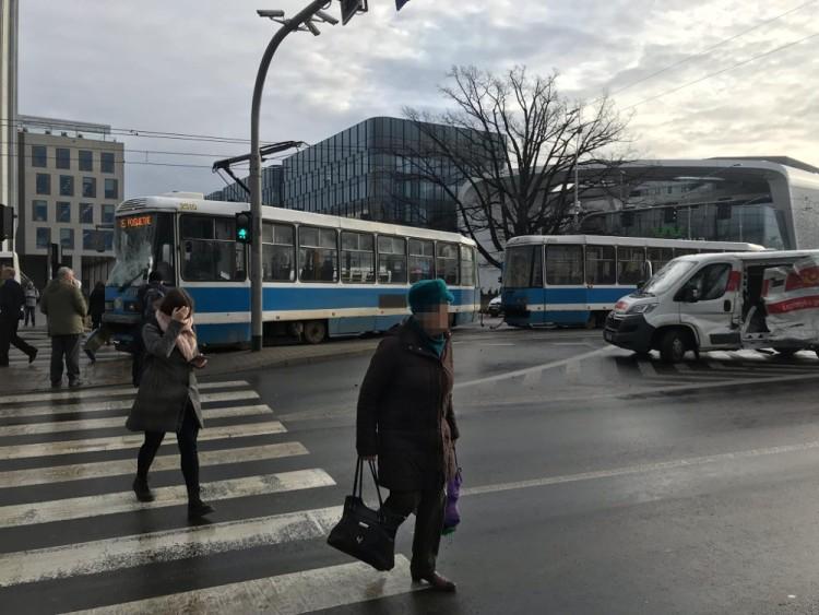 Bus zderzył się z tramwajem przy Wroclavii. Spore utrudnienia [ZDJĘCIA]