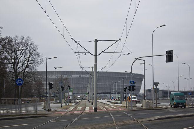 Wjechała przed rondem w słup, bo nie chciała potrącić pieszego