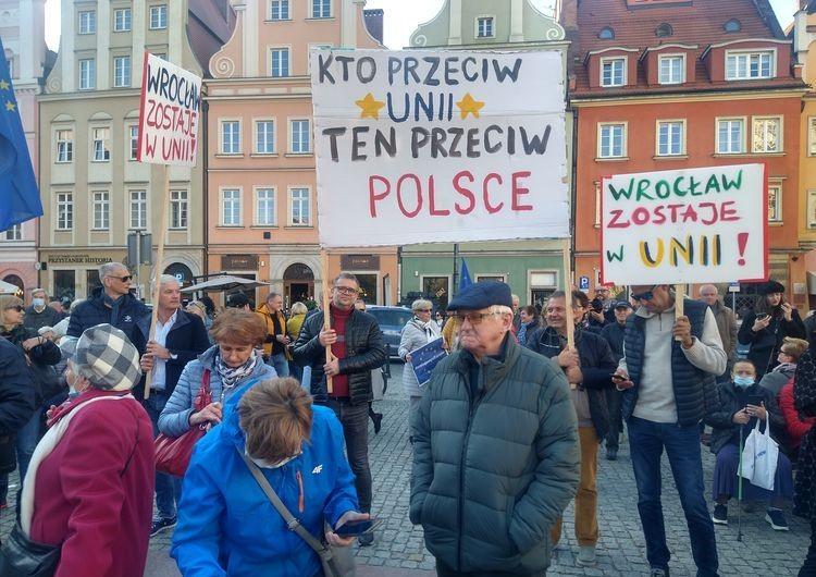 „Wrocław zostaje w Europie”. Protest po wyroku Trybunału Konstytucyjnego [ZDJĘCIA]