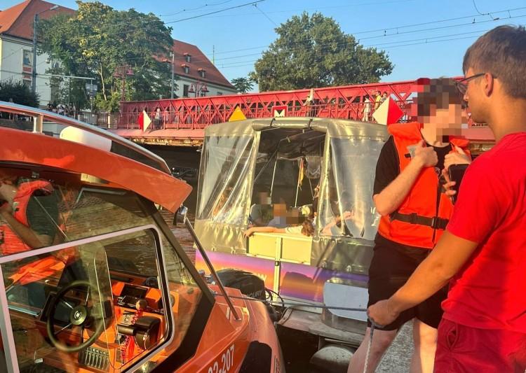 Kajakarze omal nie zderzyli się ze statkiem. Jeden z nich wskoczył do Odry