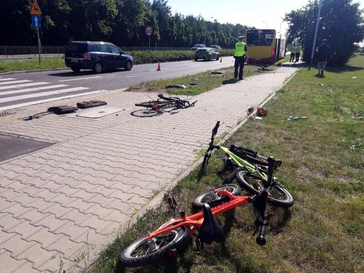 Autobus MPK potrącił ojca z dziećmi na rowerach. Jedno w ciężkim stanie [ZDJĘCIA, WIDEO]