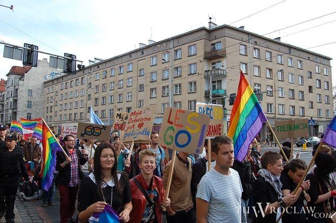 Geje i lesbijki na wyzwiska narodowców reagowali miłością. Było gorąco [VIDEO]