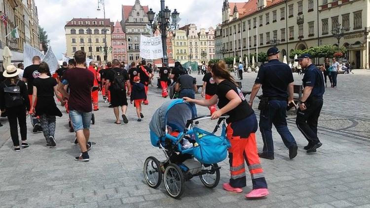 Przez Wrocław przeszła manifestacja ratowników medycznych [ZDJĘCIA]