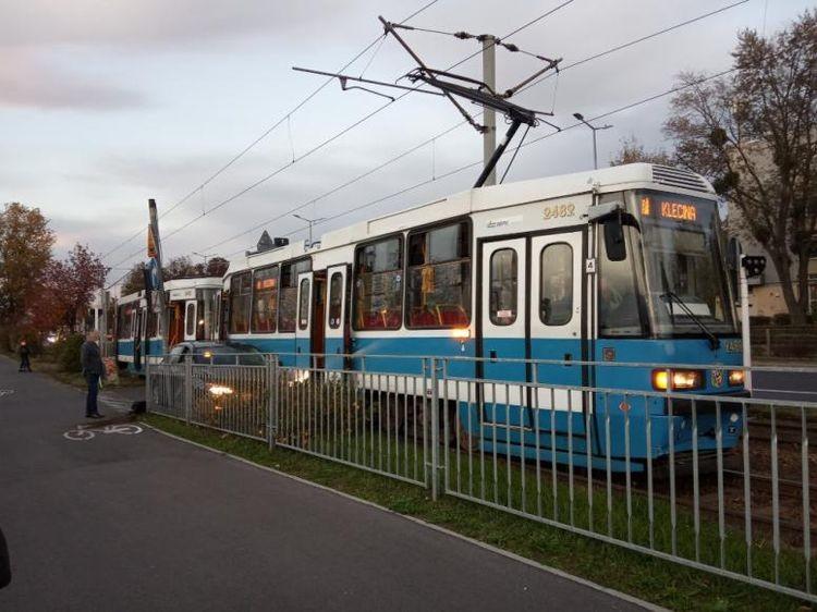 Zderzenie samochodu z tramwajem na Powstańców Śląskich