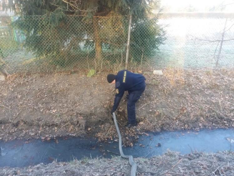 Wrocław: wylewali ścieki do rzeczki przepływającej przez Strachowice [ZDJĘCIA]