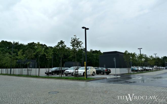 Politycy od Korwin-Mikkego będą protestować przeciw likwidacji miejsc parkingowych wokół Hali Stulecia