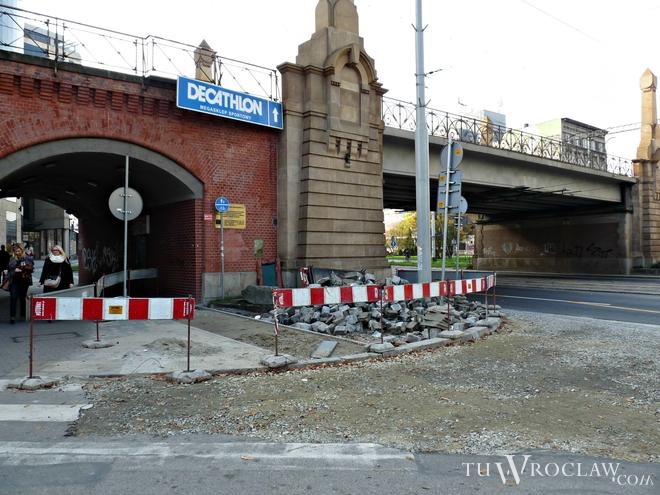 Wznowili prace na budowie przejścia dla pieszych przez Świdnicką. Ma być gotowe przed świętami