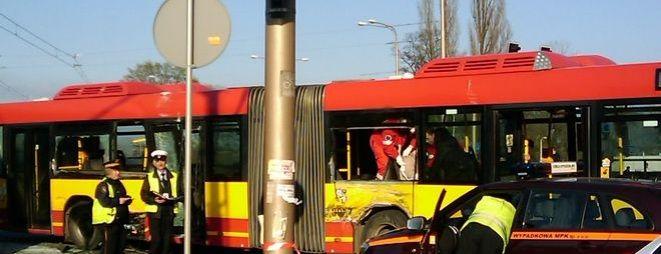 Autobus MPK rozbił wiatę przystankową. Dwie osoby są ranne