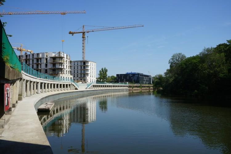 Wrocław: Pięć lat temu osunęło się nabrzeże Odry. Zostało odbudowane teraz [ZDJĘCIA]