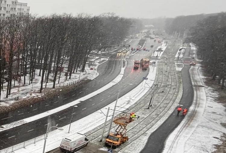 Gęsty śnieg sypie na Wrocław. Robi się ślisko, a w mieście trzy piaskarki