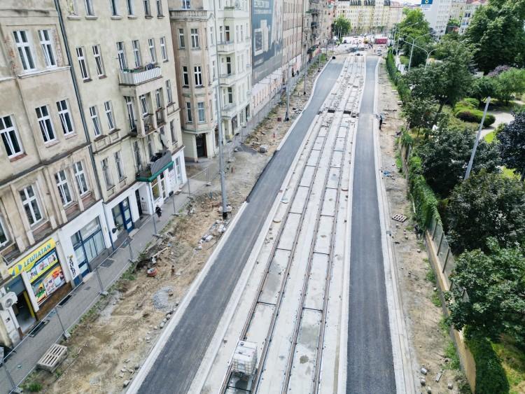 Na Pomorskiej został wylany asfalt. Zobaczcie, jak idą prace [ZDJĘCIA]