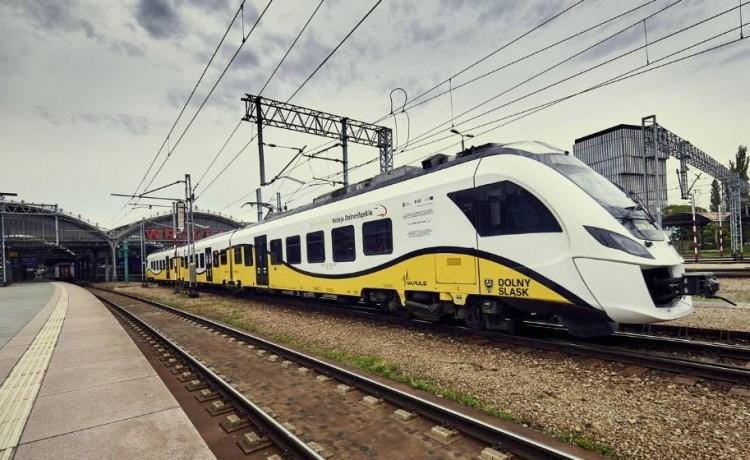 Koleje Dolnośląskie uruchamiają sezonowe pociągi do Skalnego Miasta i Trutnova