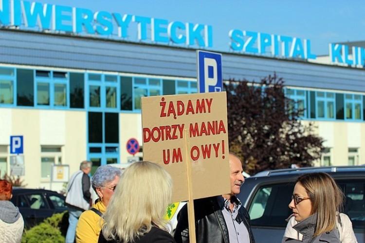 Protest przed USK przy Borowskiej przeciw likwidacji szpitala w Strzelinie