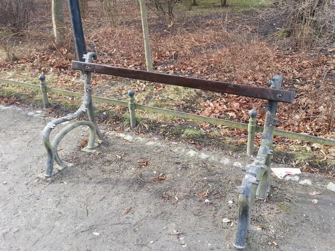 Wandale w parku Południowym. Dwukrotnie zdewastowali ławki i zieleń [FOTO]