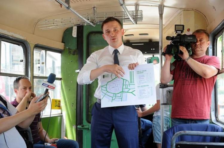 Bezpłatna komunikacja i aplikacja dla kierowców. Jaros zaprezentował swoje pomysły na transport