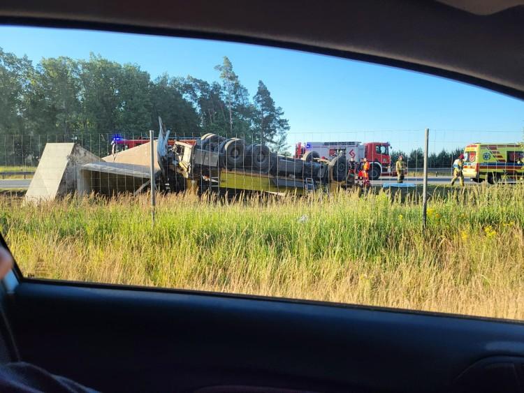 Śmiertelny wypadek na S8 pod Oleśnicą. Nie żyje pasażer ciężarówki