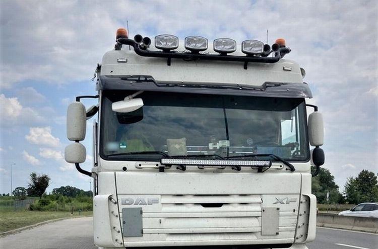 Policjanci zatrzymali nielegalny transport śmieci. Kara: ponad 20 tys. zł [ZOBACZ]