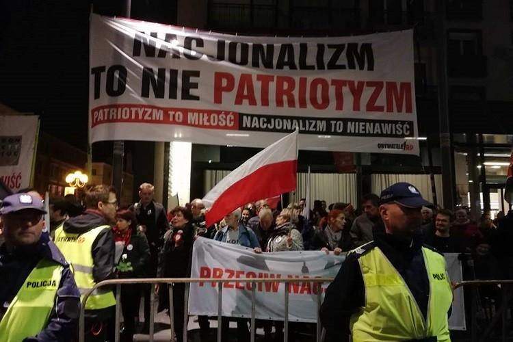 Kontrmanifestacja na trasie Marszu Polski Niepodległej. Przeciwnicy obrzuceni butelkami i racami