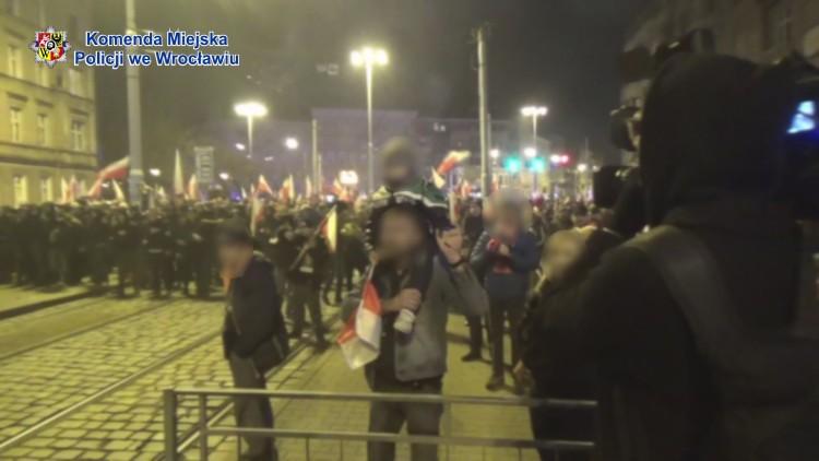 Z 4-latkiem na rękach brał udział w awanturze po Marszu Niepodległości. Zarzuty usłyszała też matka [WIDEO]