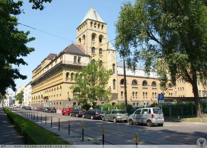 Basen przy ul. Teatralnej znów na sprzedaż