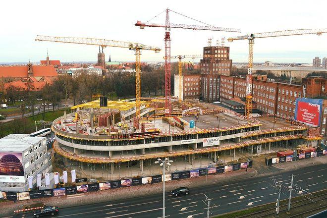 Futurystyczny kompleks Ovo Wrocław na półmetku budowy. Wewnątrz będą apartamenty, biura, hotel, restauracja...