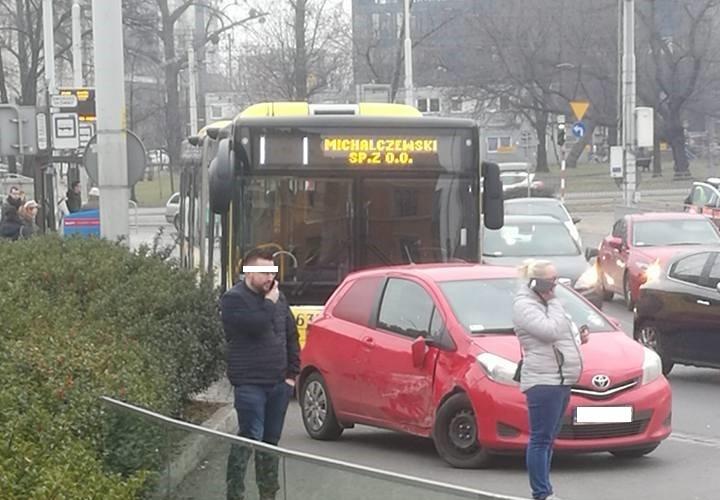 Zderzenie dwóch samochodów i autobusu przy dworcu PKP. Spore korki w okolicy [ZDJĘCIA]