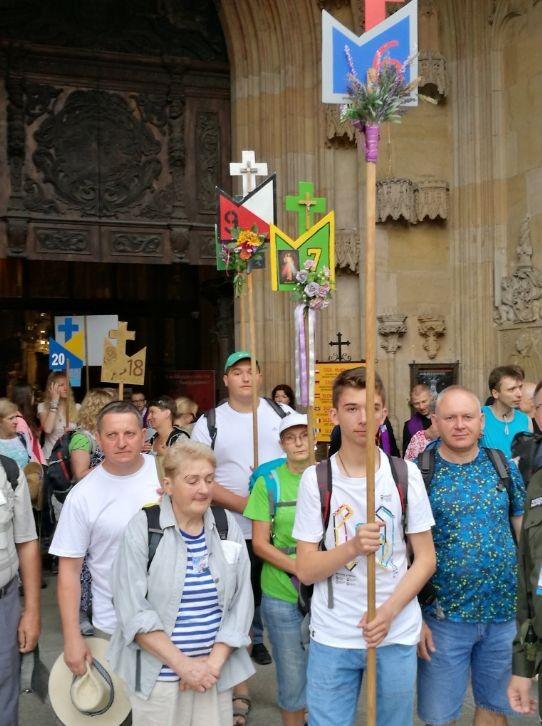 Z Wrocławia wyruszyła pielgrzymka piesza na Jasną Górę. W tym roku mniej uczestników [ZDJĘCIA]